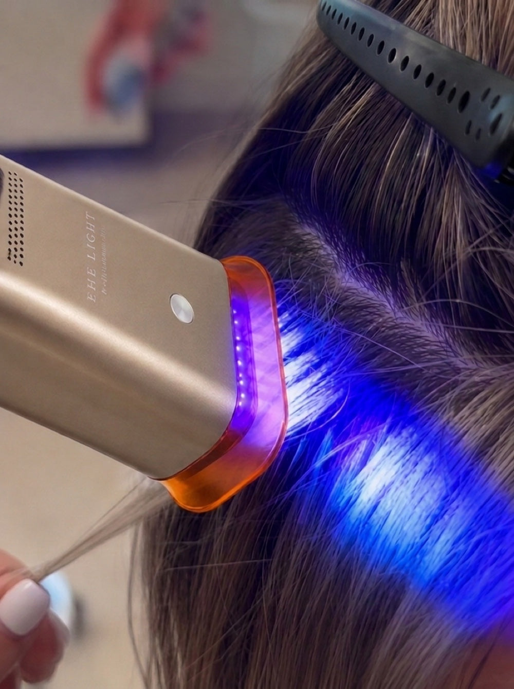 Applying an extension bond with the EHE LIGHT device: curing under 395 nm UV light on the hair